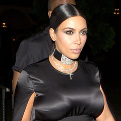 Schwarze Seide und eine funkelnde Diamantkette: Kim Kardashian startet sehr stilvoll in den Vorabend ihres 35. Geburtstages.