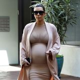 Enger Bleistiftrock, offenherziges Oberteil und der geliebte Seiden-Mantel, alles in zartem Rosé: Die hochschwangere Kim Kardashian geht besonders farblich keine Fashion-Risiken mehr ein.