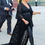 Kein Verzicht auf Glamour: Mit Lederleggins und glitzerndem Spitzenkleid mit Schleppe zeigt sich Kim Kardashian bei einer Premiere in L.A.