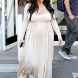 Im schlichten, weißen Empire-Kleid ist Kim Kardashian im kalifornischen Sherman Oaks unterwegs.