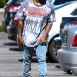 Aber huch! Was ist denn das? Auch Kims Gatte Kanye West hat sich das Shirt geschnappt und läuft einen knappen Monat nach seiner schwangeren Ehefrau damit durch Los Angeles.