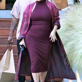 In ungewohnt leuchtendem Fuchsia und sich allmählich schon wölbendem Bäuchlein ist Kim Kardashian mit ihrem Liebsten Kanye West zum Shopping in Malibu unterwegs.