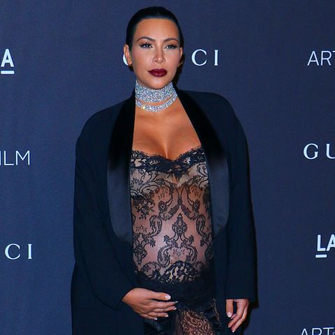 Auf dem roten Teppich der "Art+Film"-Gala im "Los Angeles County Museum of Art" betont Kim Kardashian ihren Babybauch in einem durchsichtigen Spitzenoverall.