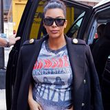 Rock'n'Roll forever: Kim Kardashian trägt das Bandshirt der "Ramones" zum schwarzen Mantel mit Goldknöpfen und schmaler Skinny-Jeans.