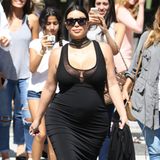 Kim, der Kurvenstar! Nicht nur Kim Kardashians Babybauch wächst, sondern auch ihr schon an sich imposantes Hinterteil. In ihrem schwarzen Lieblingslook mit extrem figurbetonendem Stretchkleid lässt sie sich auch gern von ihren Fans auf der Straße ablichten.