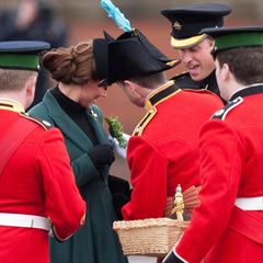 Bei der Ankunft in Aldershot, Hampshire, werden Herzogin Catherine und Prinz William, die ein Batallion Irish Guards besuchen, mit den traditionellen Kleeblatt-Sträußchen versorgt.