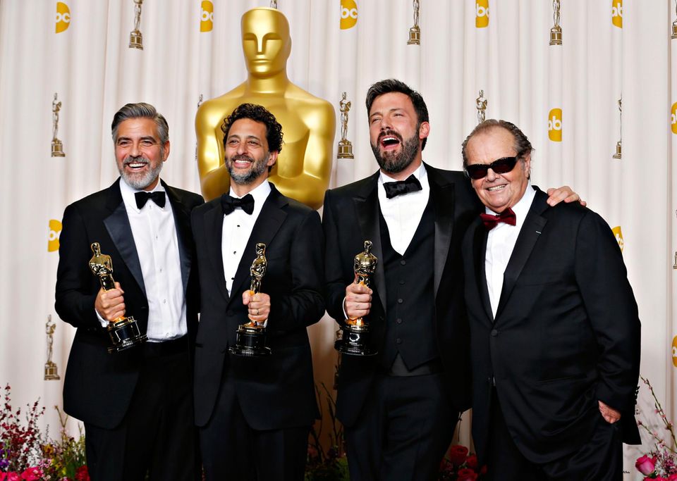 Jack Nicholson freut sich mit George Clooney, Grant Heslov und Ben Affleck über die Auszeichnung für "Argo".