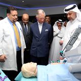 Im Technologiezentrum zeigt Professor Abdullah Al Ansari Prinz Charles an einer Puppe, wie mit Mikrorobotik am Herzen operiert wird.