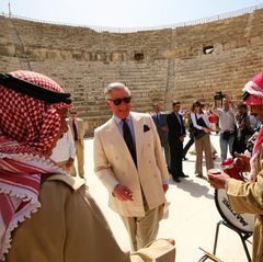 In Jerash besichtigt das royale Paar römische Ruinen. Besonders Prinz Charles hat Spaß dabei.