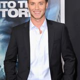 Doch während Jeremy Sumpter damit die Fähigkeiten von Peter Pan perfekt umsetzt, unterscheidet ihn eines ganz besonders von dem Jungen aus Nimmerland. Im Gegensatz zu Peter wird Jeremy eindeutig älter, sodass er heute einen jungen attraktiven Mann gibt, der mit Filmen wie "Storm Hunters" internationale Erfolge als Schauspieler feiert.