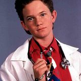 Neil Patrick Harris wurde als "Doogie Howser, M.D." auf dem Bildschirm zum jüngsten Arzt der Welt und zum Kinderstar. Er praktizierte von 1989 bis 1993.