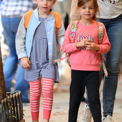 Niedlich, sportlich und bequem, genau wie Kindermode sein sollte: Marion trägt Streifen-Look und College-Jacke, Tabitha ist im pinken Sweater und Sporthose unterwegs zur Schule.