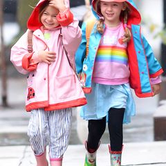 Mit ihren tierisch süßen und farbenfrohen Outfits macht Tabitha und Marion der Schulweg sogar im Regen Spaß.