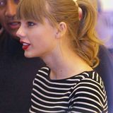 Taylor Swift bindet ihre Haare in der Freizeit gerne zum Pferdeschwanz zusammen. In Kombination mit ihrem Pony sieht das besonders schick aus.