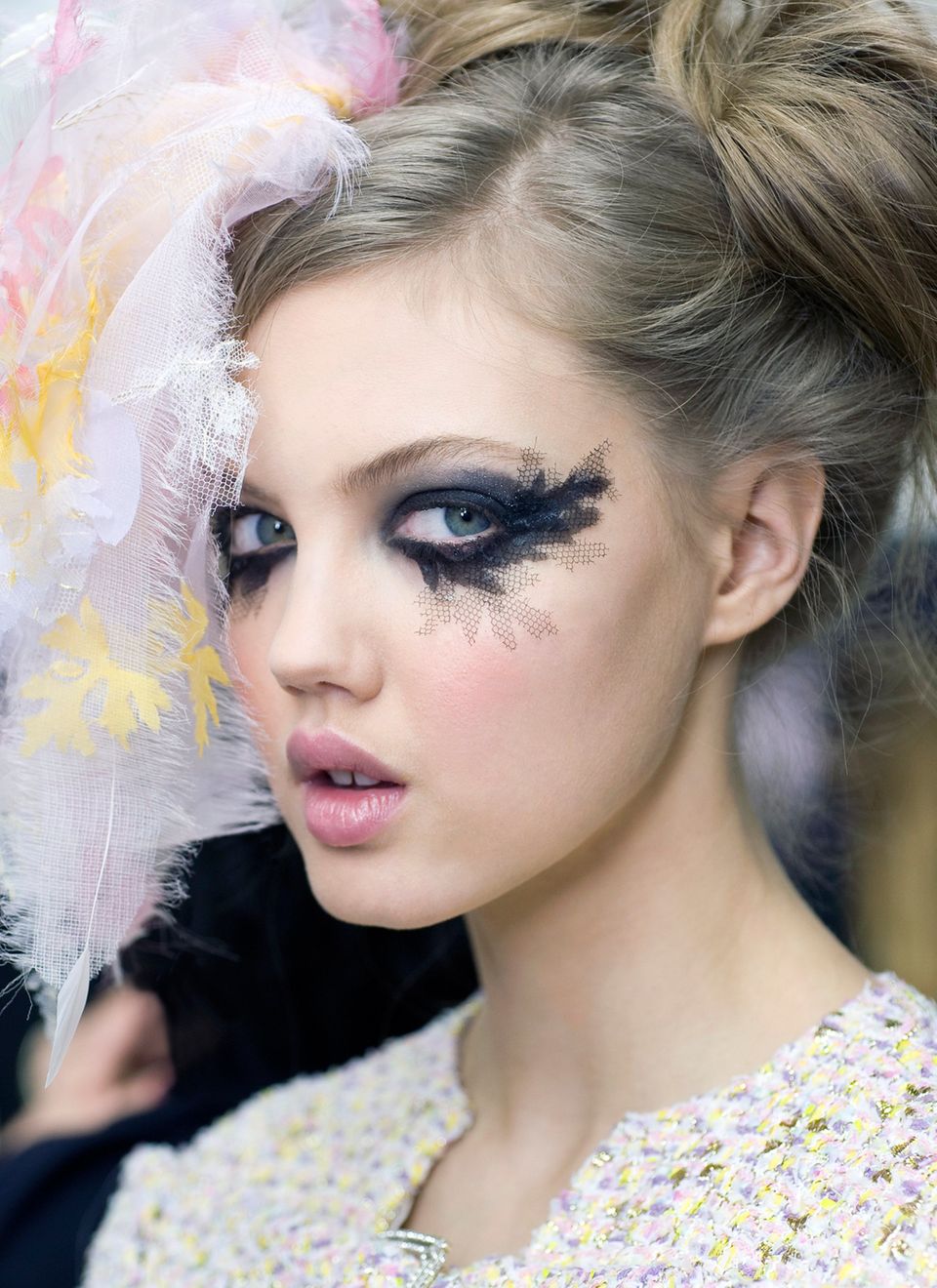 Black-Eyed Beauty Was Visagist Peter Phillips aus zarter Spitze um die Augen der Chanel-Models arrangierte, ist in der Gala-Style-Interpretation ein Look aus glossiger, satt schwarzer Farbe geworden Black-Eyed Beauty Was Visagist Peter Phillips aus zarter Spitze um die Augen der Chanel-Models arrangierte, ist in der Gala-Style-Interpretation ein Look aus glossiger, satt schwarzer Farbe geworden