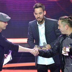 Die Band Linkin Park bekommt von Til Schweiger den Echo in der Kategorie "Gruppe Rock/Alternative International" überreicht.