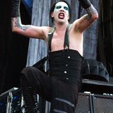 Gothic-Rocker Marilyn Manson zeigt sich mit Skihose und Lack-Plateaustiefeln auf dem Ozzfest 2003 im kalifornischen Devore.