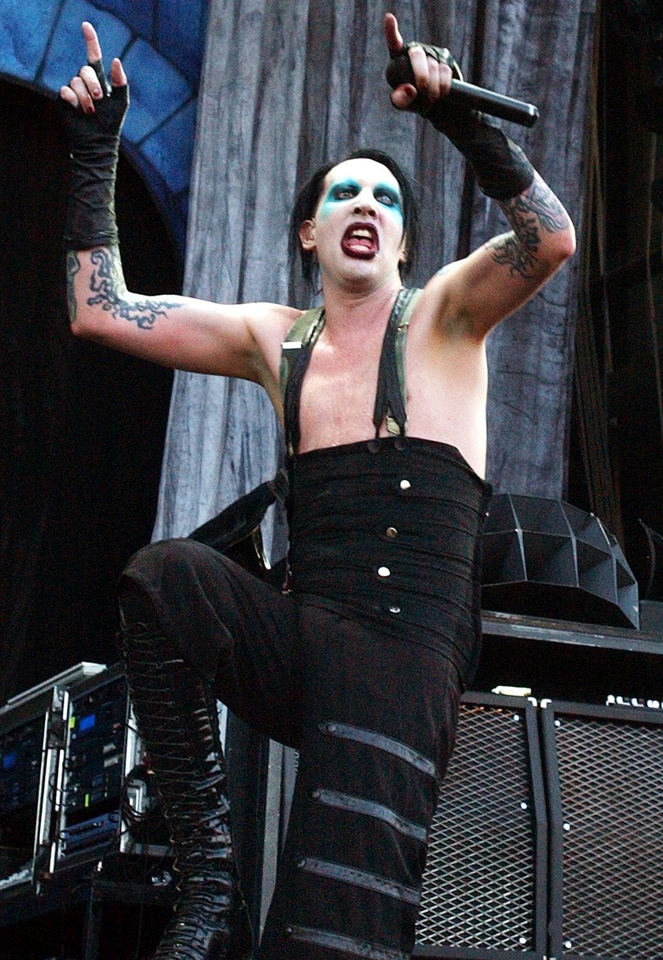 Gothic-Rocker Marilyn Manson zeigt sich mit Skihose und Lack-Plateaustiefeln auf dem Ozzfest 2003 im kalifornischen Devore.