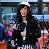 Hat Cher da eine Salatschüssel auf dem Kopf? Die Kopfbedeckung der Sängerin ist so absurd, dass der Rest des bemüht glamourösen Rockerkluft-Verschnitts fast gar nicht auffällt.