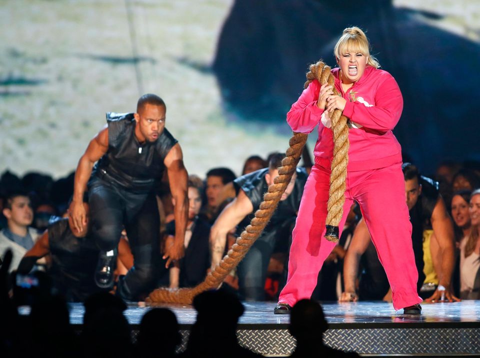 Rebel Wilson moderiert die Show und wird selbst für den "Besten Musical-Moment" und die "Beste Breakthrough-Performance" in der Komödie "Pitch Perfekt" geehrt. Rebel Wilson moderiert die Show und wird selbst für den "Besten Musical-Moment" und die "Beste Breakthrough-Performance" in der Komödie "Pitch Perfekt" geehrt.