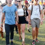 Joe Jonas mit seiner Freundin und Bruder Nick