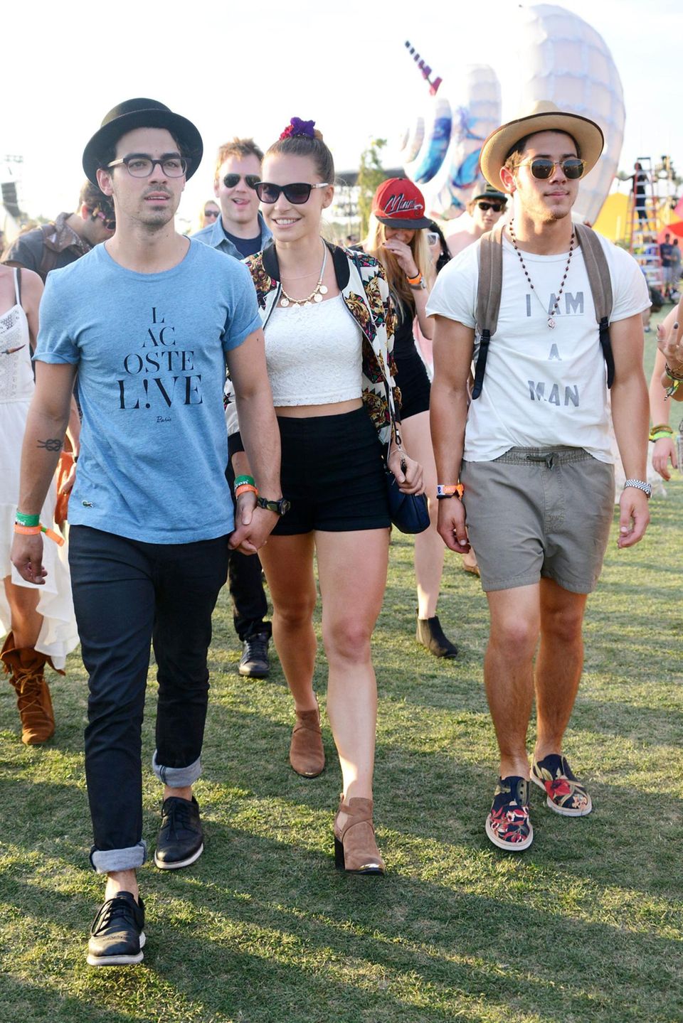 Joe Jonas mit seiner Freundin und Bruder Nick Joe Jonas mit seiner Freundin und Bruder Nick
