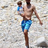 26. Mai 2016  Papa Gerard Piqué geht mit seinem Kleinen ins Wasser.