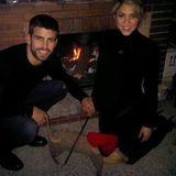 25. Dezember 2012  Das letzte Weihnachten zu zweit: Shakira und Piqué machen es sich vor ihrem Kamin gemütlich.