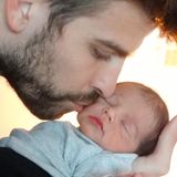 4. Februar 2013  Voller Freude stellt Shakira ihren Sohn Milan auf ihrer Facebookseite vor. In Papas Händen schläft es sich besonders gut.