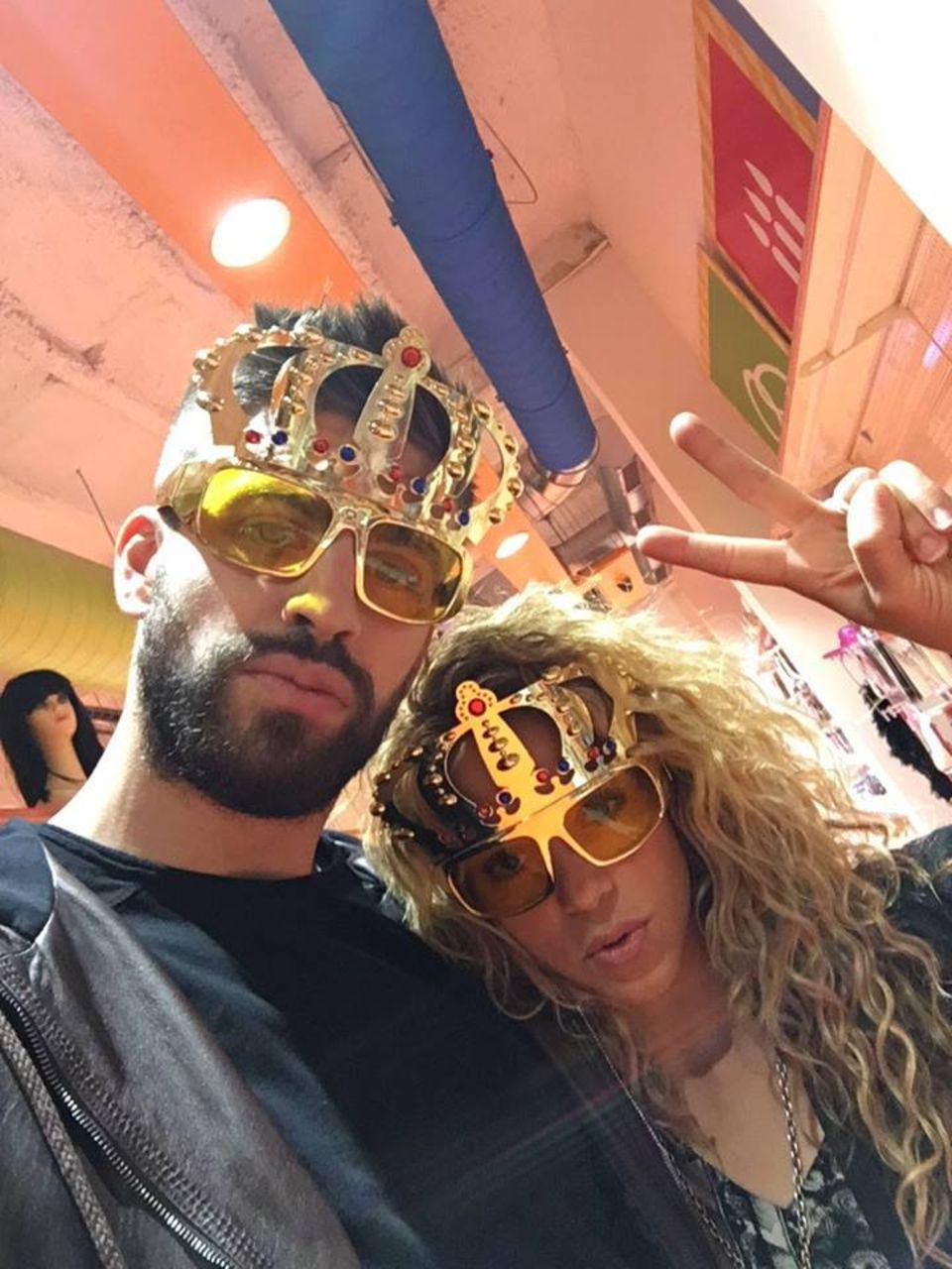 7. April 2016  Gerard Piqué und Shakira sind auf der Suche nach einer neuen Sonnebrille und haben sichtlich viel Spaß dabei. Sie haben ja auch ein besonders schönes Modell gefunden.