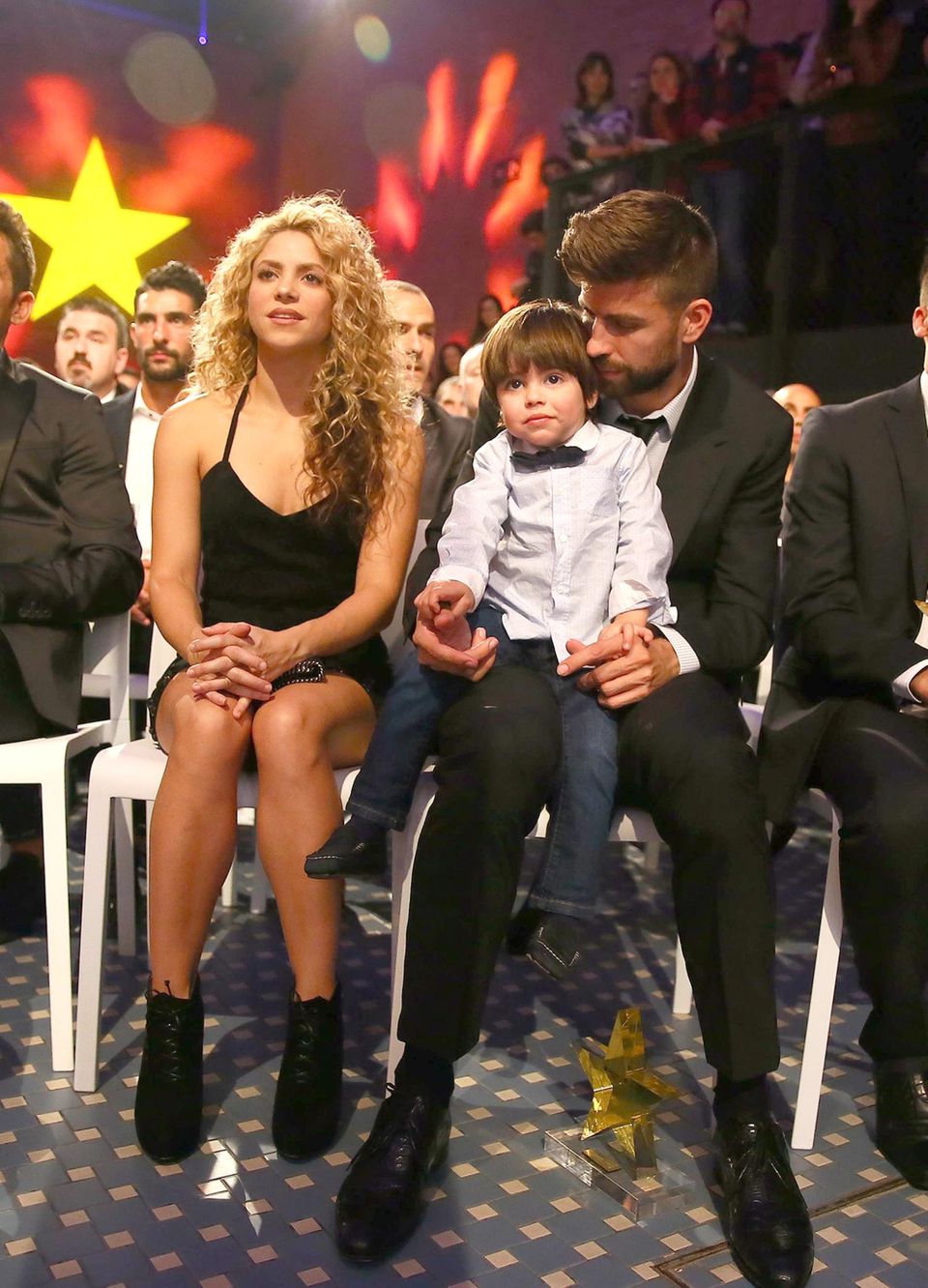 9. November 2015  Shakira und Piqué nehmen ihren ältesten Sohn Milan mit zu den "Catalonian Football Federation Awards" in Barcelona, wo Papa Gerard Piqué geehrt wird.