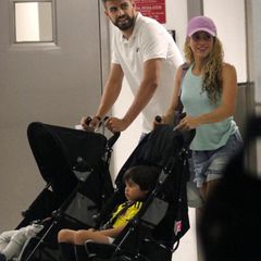 6. Juli 2016   Shakira und Gerard Piqué kommen am Flughafen Miami an. Die erfahrenen Eltern sind gut vorbereitet und haben für Milan und Sasha die Kinderwagen dabei.