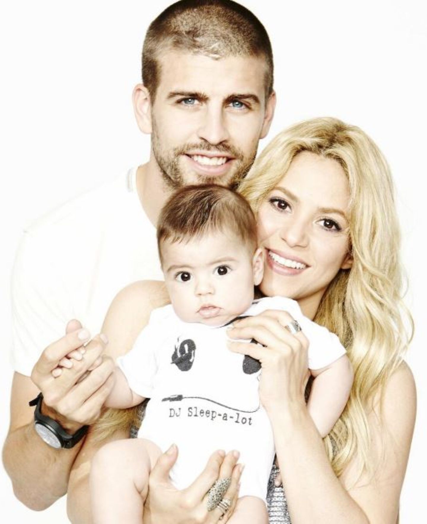 17. Juni 2013  Shakira und Piqué teilen ein Familienfoto mit dem kleinen Milan auf Twitter.