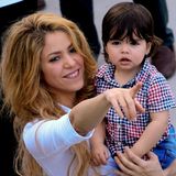 24. Februar 2014  Sängerin Shakira ist in ihre Heimat Kolumbien gereist, um dort eine Schule einzuweihen. Söhnchen Milan ist auch mit dabei und verfolgt gespannt die Zeremonie.