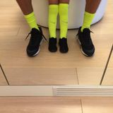 28. Juli 2016   Gerard Piqué und sein Sohn tragen Partnerlook, neongelbe Sportsocken mit schwarzen Sneakers.