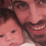 6. Februar 2015  Um auf die Unicef-Kampagne "World Baby Shower" aufmerksam zu machen, postet Gerard Piqué ein Foto mit seinen neugeborenen Sohn Sasha.