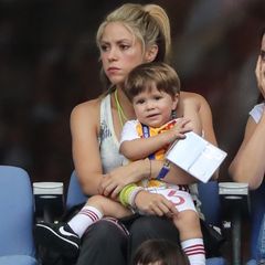 Shakira ist mit ihren Söhnen Sasha und Milan auf der Zuschauertribüne in Paris und muss mich ansehen, wie Gerard Piqué mit seinem spanischen Team gegen Italien verliert.