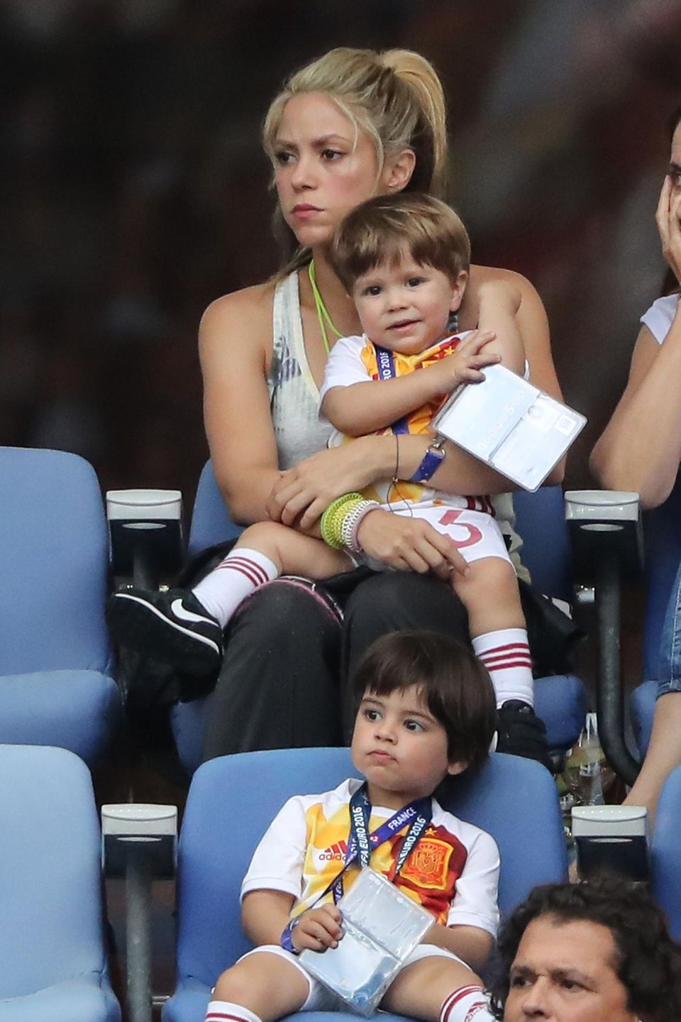 Shakira ist mit ihren Söhnen Sasha und Milan auf der Zuschauertribüne in Paris und muss mich ansehen, wie Gerard Piqué mit seinem spanischen Team gegen Italien verliert.