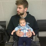 5. April 2013  Milan ist noch keine drei Monate alt und will schon weit reisen. Hier wartet er gemeinsam mit Papa Gerard Piqué auf seinen ersten Pass, im Bild festgehalten von Mama Shakira.