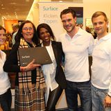 GALA-Gewinnerin Christa Möller (2.v.l.) freut sich mit Motsi Mabuse über ihr nagelneues "Surface"-Tablet von Microsoft.