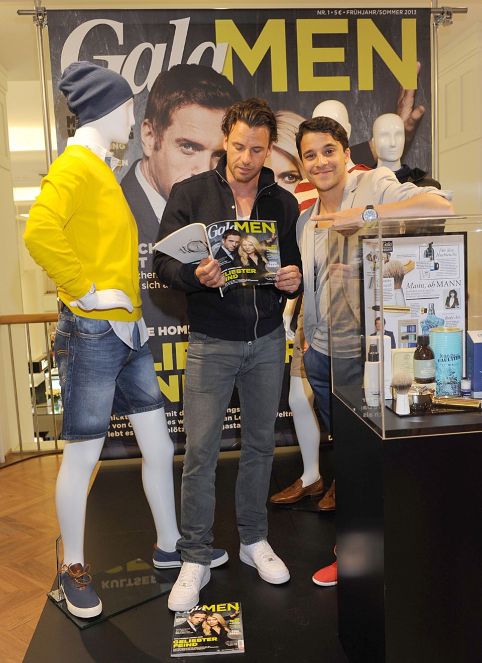 Stephan Luca und Kostja Ullmann holen sich ein paar Tipps aus der aktuellen GALA Men.