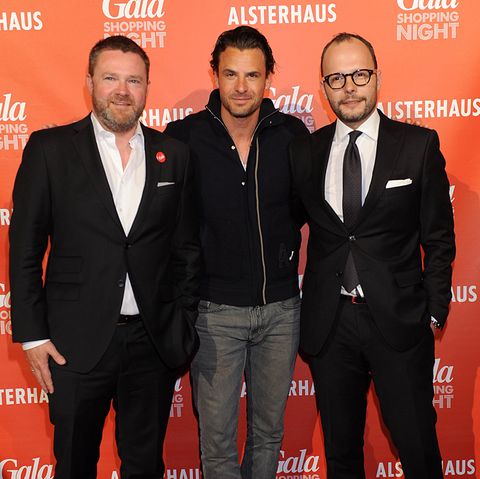 Und drinnen steht Stephan gleich mit GALA-Chefredakteur Christian Krug und Alsterhaus-Chef Alexander Franke im Blitzlichtgewitter.