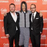 Jorge Gonzalez ist nur einer von vielen Star-Gästen, die GALA-Chefredakteur Christian Krug (l.) und Alexander Franke im Alsterhaus begrüßen können.