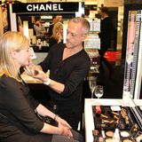 Ein exklusives Styling bekommen unsere Gäste bei Chanel-Starvisagist Yannick Lemaire.