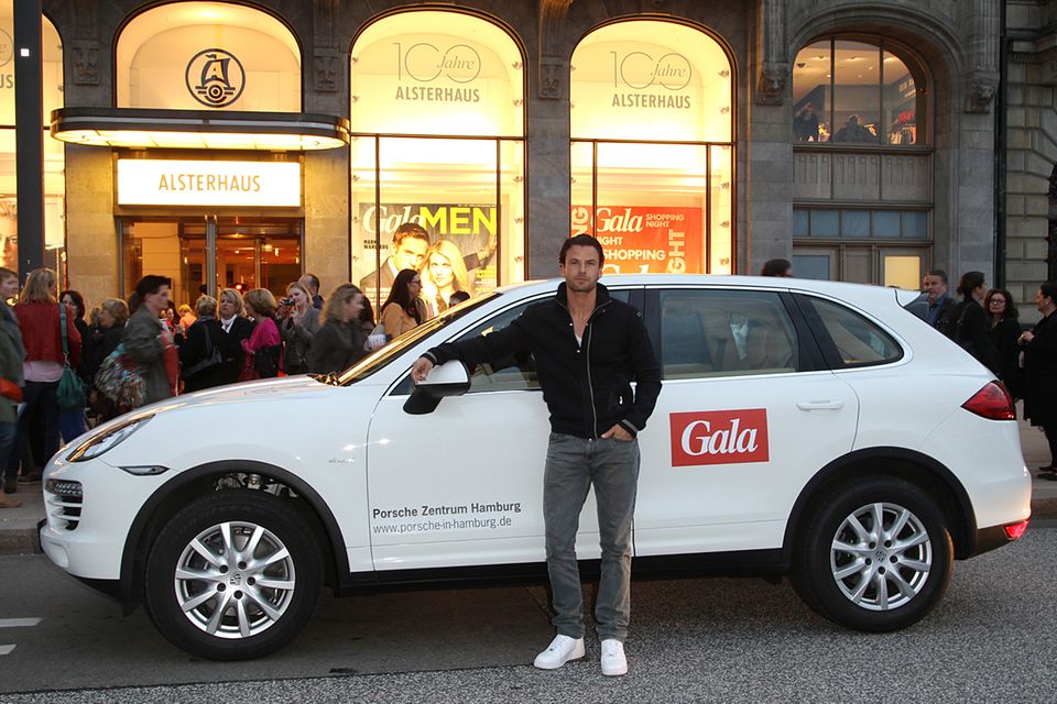 Stephan Luca hat sich mit dem Limousinenservice von Porsche direkt bis vor das Alsterhaus bringen lassen.