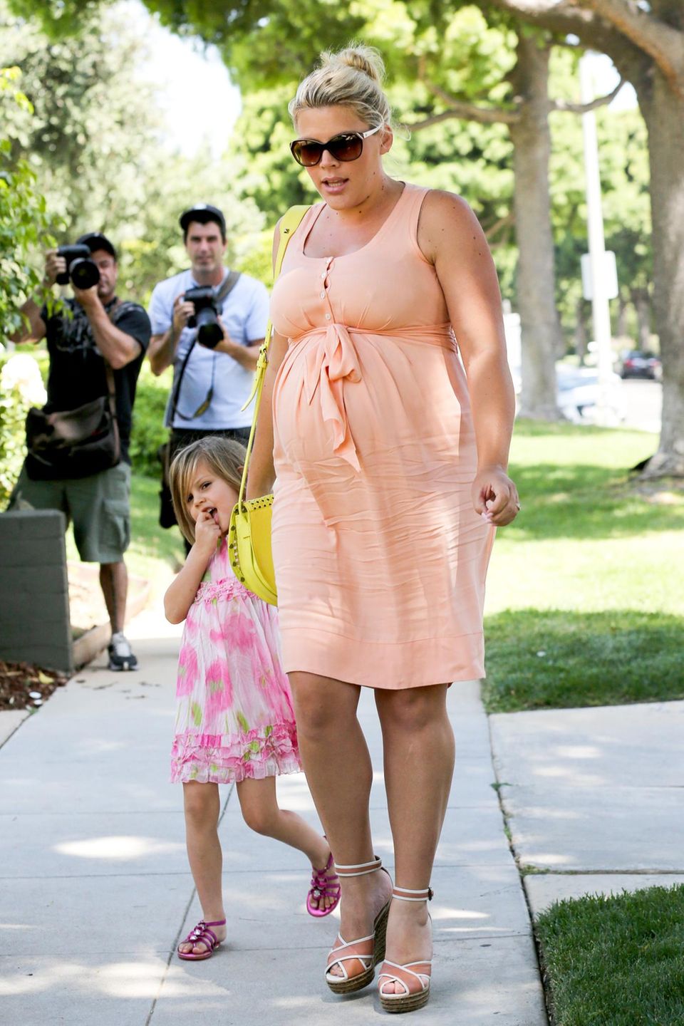 Auch die hochschwangere Busy Philipps lässt sich die Gartenparty nicht entgehen. Ihr zweites Kind soll schon in wenigen Wochen zur Welt kommen und Tochter Birdie Leigh ist sicher schon voller Vorfreude auf das Geschwisterchen. Auch die hochschwangere Busy Philipps lässt sich die Gartenparty nicht entgehen. Ihr zweites Kind soll schon in wenigen Wochen zur Welt kommen und Tochter Birdie Leigh ist sicher schon voller Vorfreude auf das Geschwisterchen.