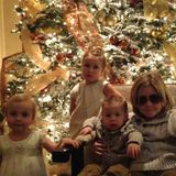 Dezember 2013  Mehr oder weniger begeistert posieren Toris und Deans Kinder an Weihnachten vor dem Weihnachtsbaum.