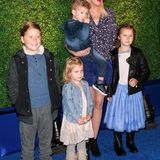 Mai 2015  Tori Spelling posiert mit ihren Kindern für die Kameras, noch sind diese etwas eingeschüchtert von der ganzen Aufmerksamkeit.