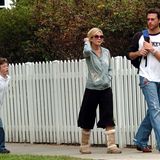 April 2006  Tori und Dean holen seinen siebenjährigen Sohn Jack von der Schule ab. Mit der Hochzeit wird die Schauspielerin zur Stiefmutter. Jack stammt aus McDermotts erster Ehe mit der kanadischen Schauspielerin Mary Jo Eustace.