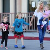 Januar 2014  Tori Spelling ist mit ihren Kindern Stella, Liam und Hattie auf dem Weg zum Auto. Beim Kinderarztbesuch bekamen die drei jeder einen Lolli.